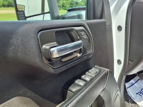 Used 2024 Chevrolet Silverado 2500 Custom w/ Custom Convenience Package AWD/4WD image 12
