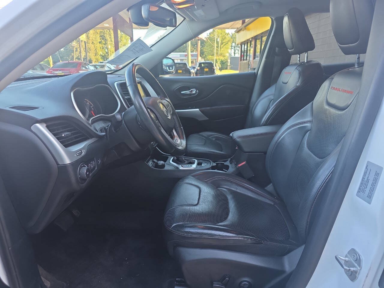 Used 2017 Jeep Cherokee Trailhawk AWD/4WD image 6