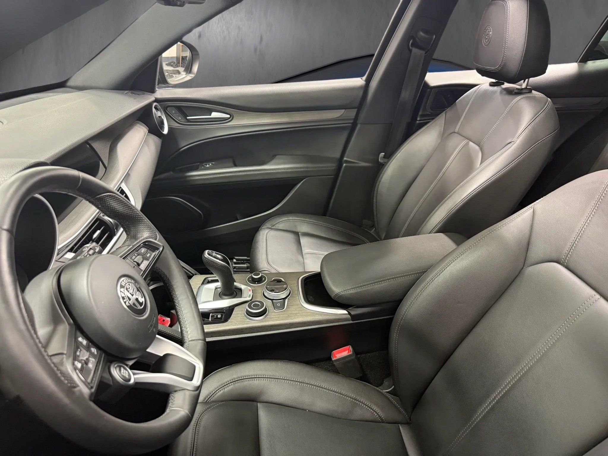 Certified 2023 Alfa Romeo Stelvio Ti AWD/4WD image 13