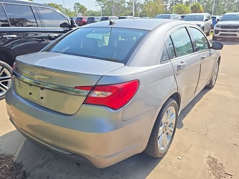 Used 2013 Chrysler 200 Touring FWD image 4