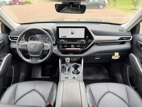 Used 2025 Toyota Highlander XLE image 20