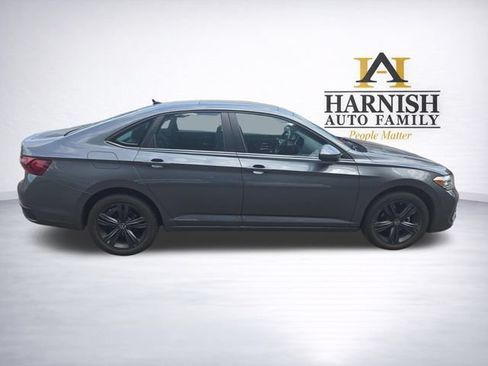 Used 2022 Volkswagen Jetta SE w/ Panoramic Sunroof Package FWD image 8