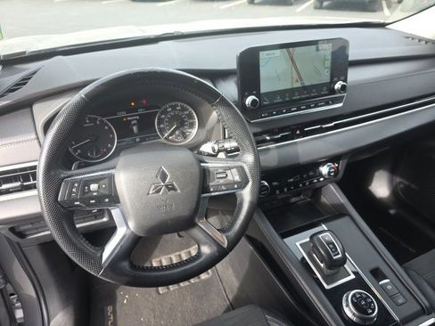 Used 2022 Mitsubishi Outlander SE image 13