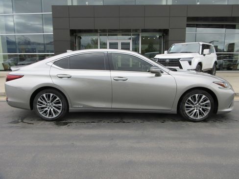 Used 2019 Lexus ES 300h w/ Premium Package FWD image 11
