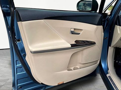 Used 2012 Toyota Venza LE w/ LE Convenience Pkg image 19