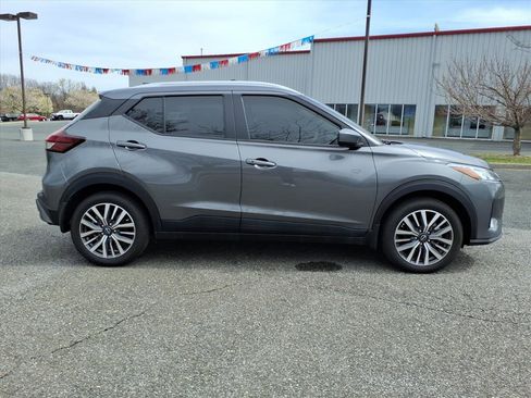 Used 2024 Nissan Kicks SV FWD image 3