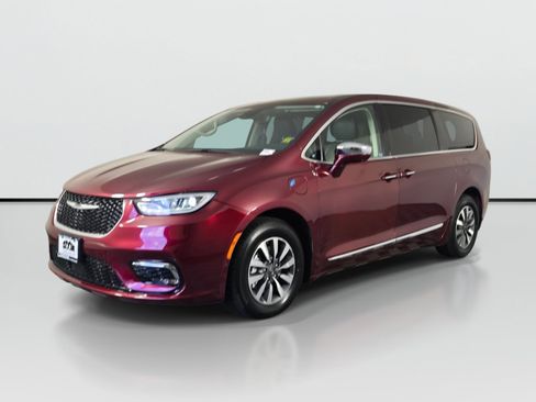 Used 2022 Chrysler Pacifica Limited w/ Uconnect Theater Family Group FWD image 9