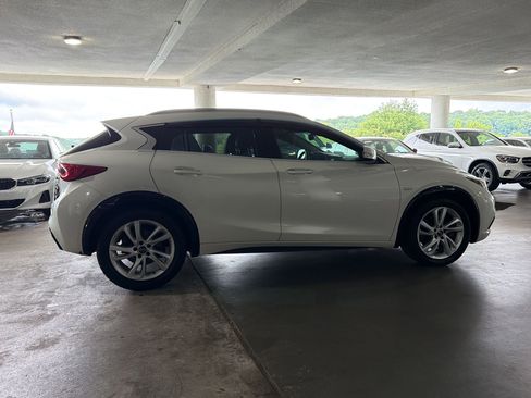 Used 2017 INFINITI QX30 Premium FWD image 7