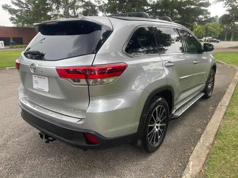 Used 2017 Toyota Highlander SE w/ Carpet Mat Package AWD/4WD image 5