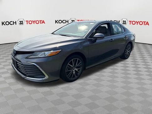 Used 2023 Toyota Camry XLE image 3