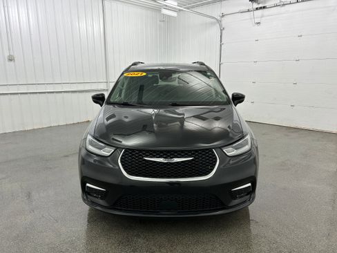 Used 2022 Chrysler Pacifica Touring-L FWD image 17