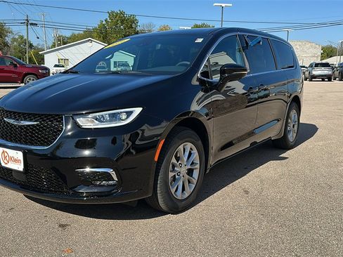 New 2026 Chrysler Pacifica Select image 3