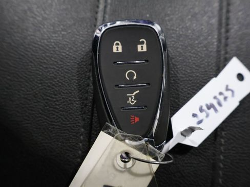 Used 2023 Chevrolet Traverse LT w/ Rear Camera Mirror Package image 28