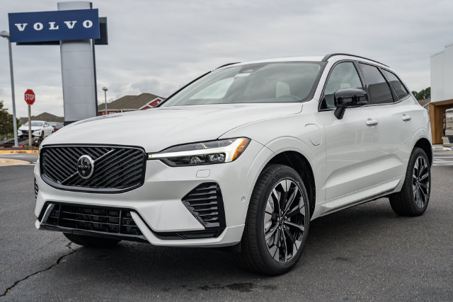 New 2027 Volvo XC60 T8 Plus AWD/4WD image 3