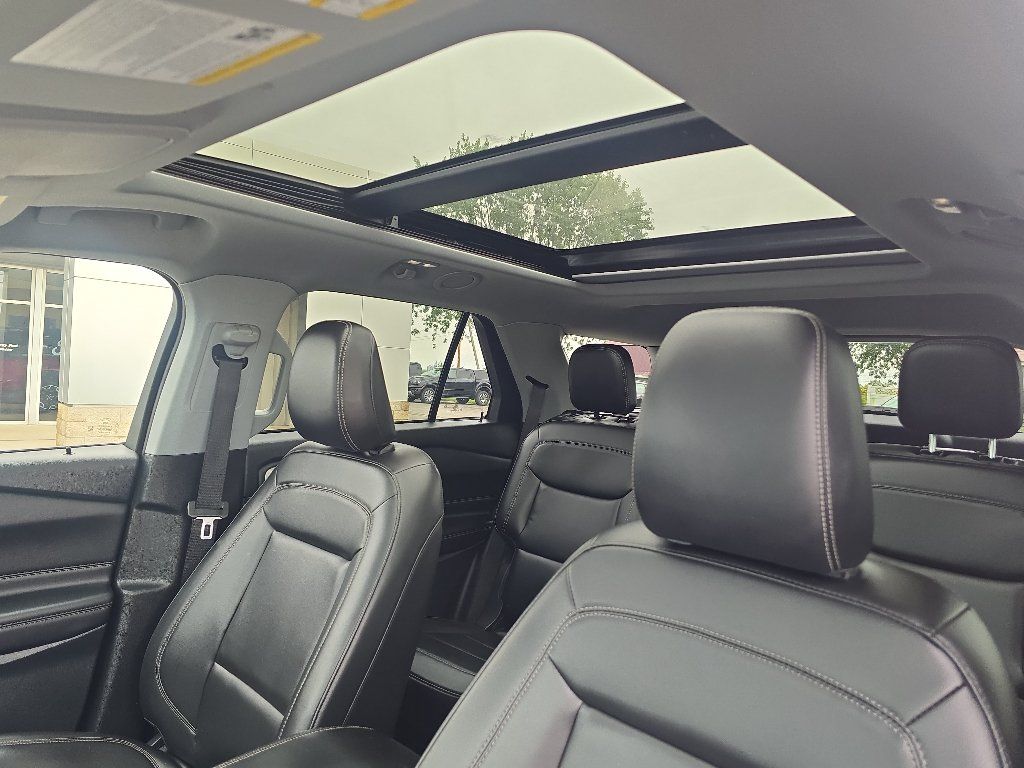 Used 2021 Ford Explorer XLT w/ Equipment Group 202A AWD/4WD image 13