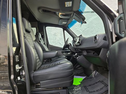Used 2024 Mercedes-Benz Sprinter 2500 image 24