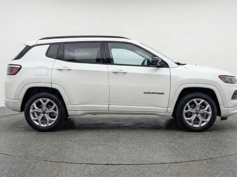 Used 2025 Jeep Compass Latitude AWD/4WD image 11