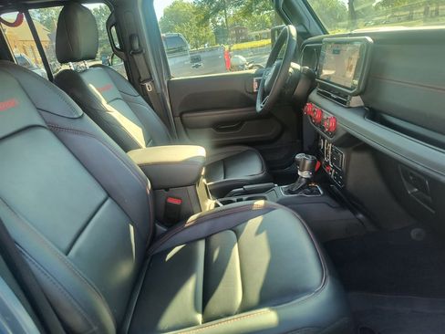 Used 2025 Jeep Gladiator Rubicon w/ Convenience Group AWD/4WD image 21