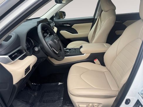 Used 2024 Toyota Highlander XLE image 9