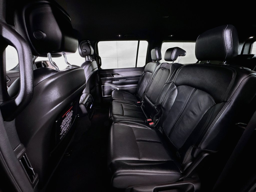 Used 2024 Jeep Wagoneer L Series III w/ Flexible Seating Group AWD/4WD image 25