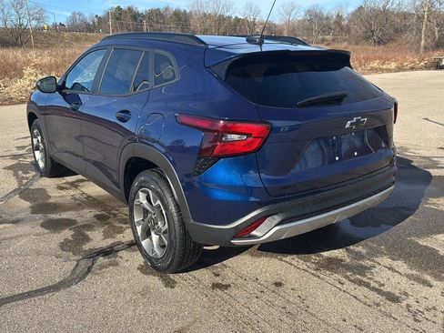 Used 2024 Chevrolet Trax LT w/ LT Convenience Package image 3