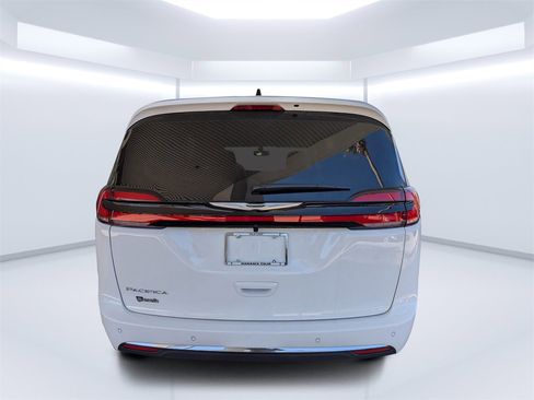 New 2026 Chrysler Pacifica Select image 4