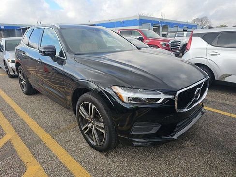 Used 2018 Volvo XC60 T6 Momentum w/ Vision Package image 3