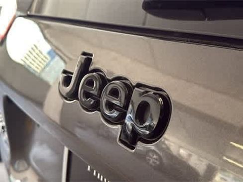 Used 2021 Jeep Cherokee Latitude Plus image 8
