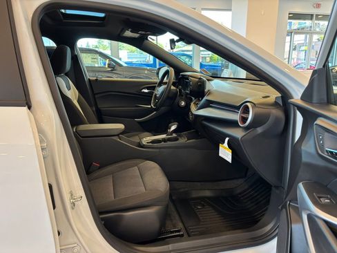 Used 2025 Chevrolet Trax RS w/ Sunroof Package FWD image 22