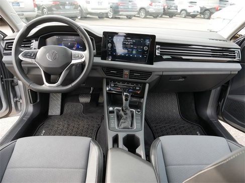 Certified 2025 Volkswagen Jetta SE image 22