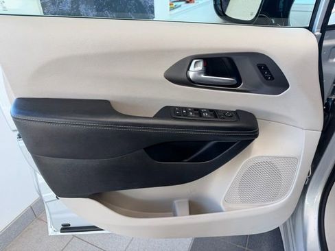 Used 2024 Chrysler Pacifica Touring-L image 19