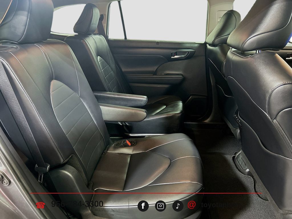 Used 2025 Toyota Highlander XLE FWD image 27
