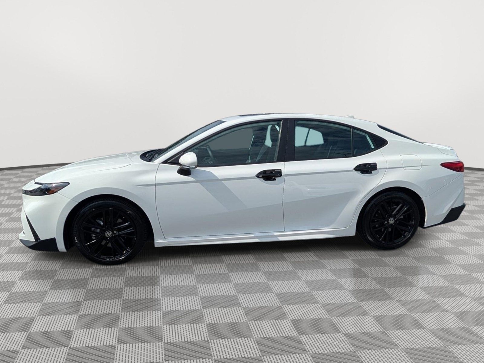 Used 2025 Toyota Camry SE w/ Convenience Package FWD image 2