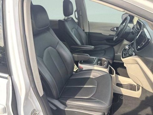 Used 2024 Chrysler Pacifica Touring-L FWD image 11