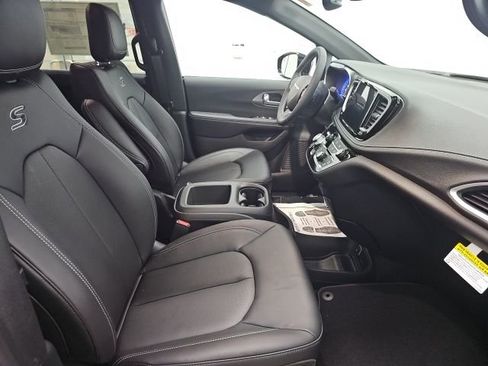 New 2026 Chrysler Pacifica Select w/ S Appearance Package image 12