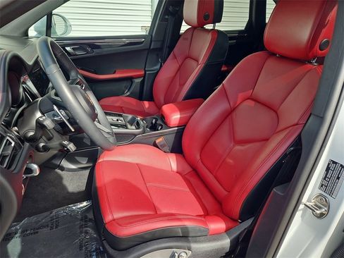 Certified 2025 Porsche Macan image 5