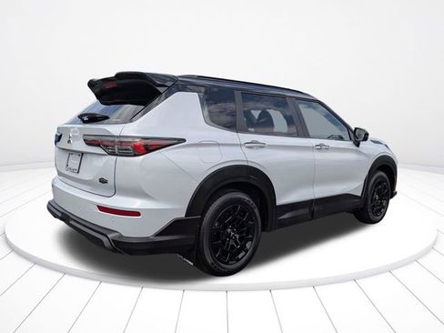 Used 2025 Mitsubishi Outlander AWD image 3