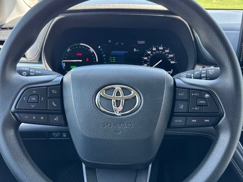 Used 2026 Toyota Sienna LE FWD image 8