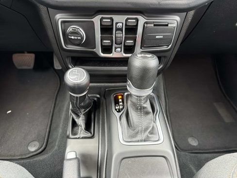 Used 2026 Jeep Wrangler Unlimited Sahara AWD/4WD image 28