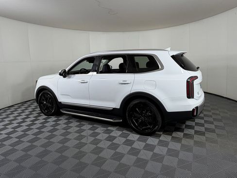 Used 2023 Kia Telluride EX w/ EX Captain's Chair Package image 3