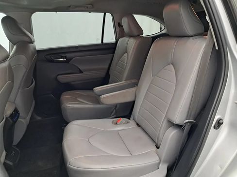 Used 2021 Toyota Highlander XLE FWD image 25