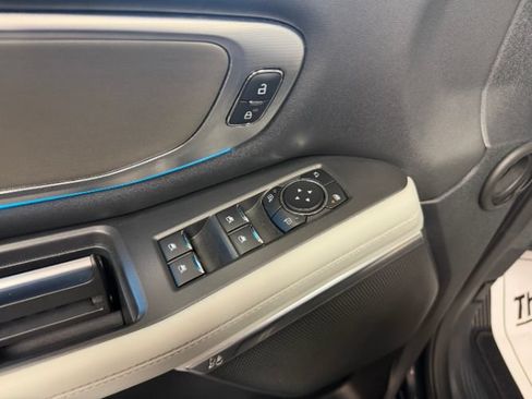 Used 2025 Ford Expedition Platinum w/ Driver's Package AWD/4WD image 5