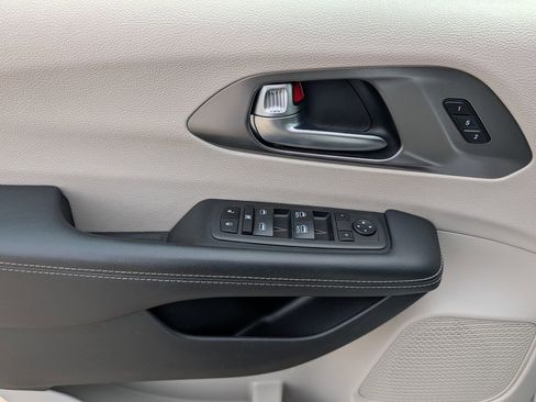 Used 2023 Chrysler Pacifica Touring-L FWD image 19