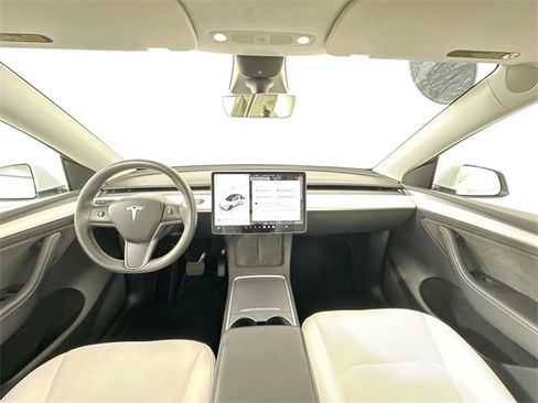 Used 2022 Tesla Model Y Long Range image 3