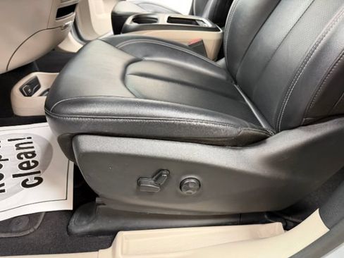 Used 2024 Chrysler Pacifica Limited FWD image 11