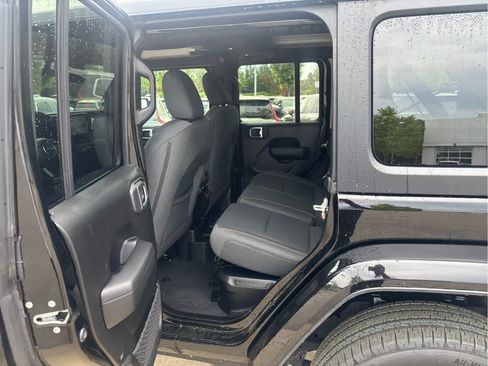 Used 2024 Jeep Wrangler Unlimited w/ Convenience Group AWD/4WD image 20