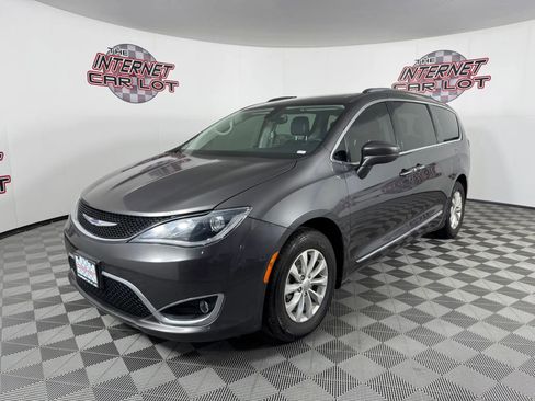 Used 2019 Chrysler Pacifica Touring-L FWD image 2