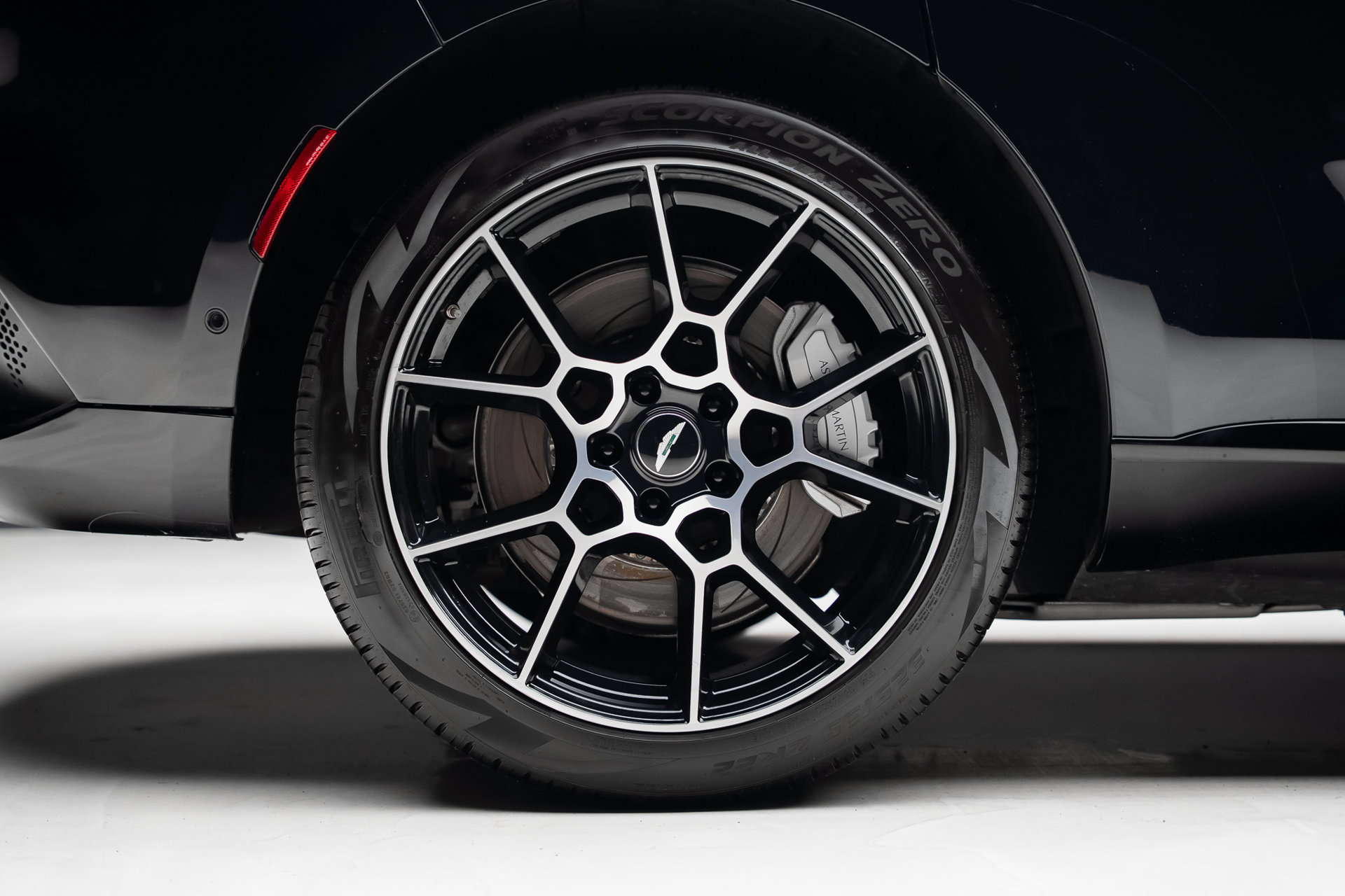Used 2021 Aston Martin DBX AWD/4WD image 36