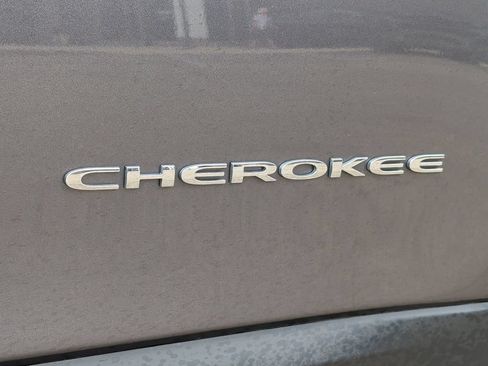 Used 2018 Jeep Cherokee Latitude Plus w/ Cold Weather Group AWD/4WD image 41