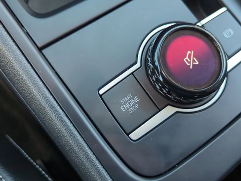 Used 2025 Volkswagen Tiguan SE image 28